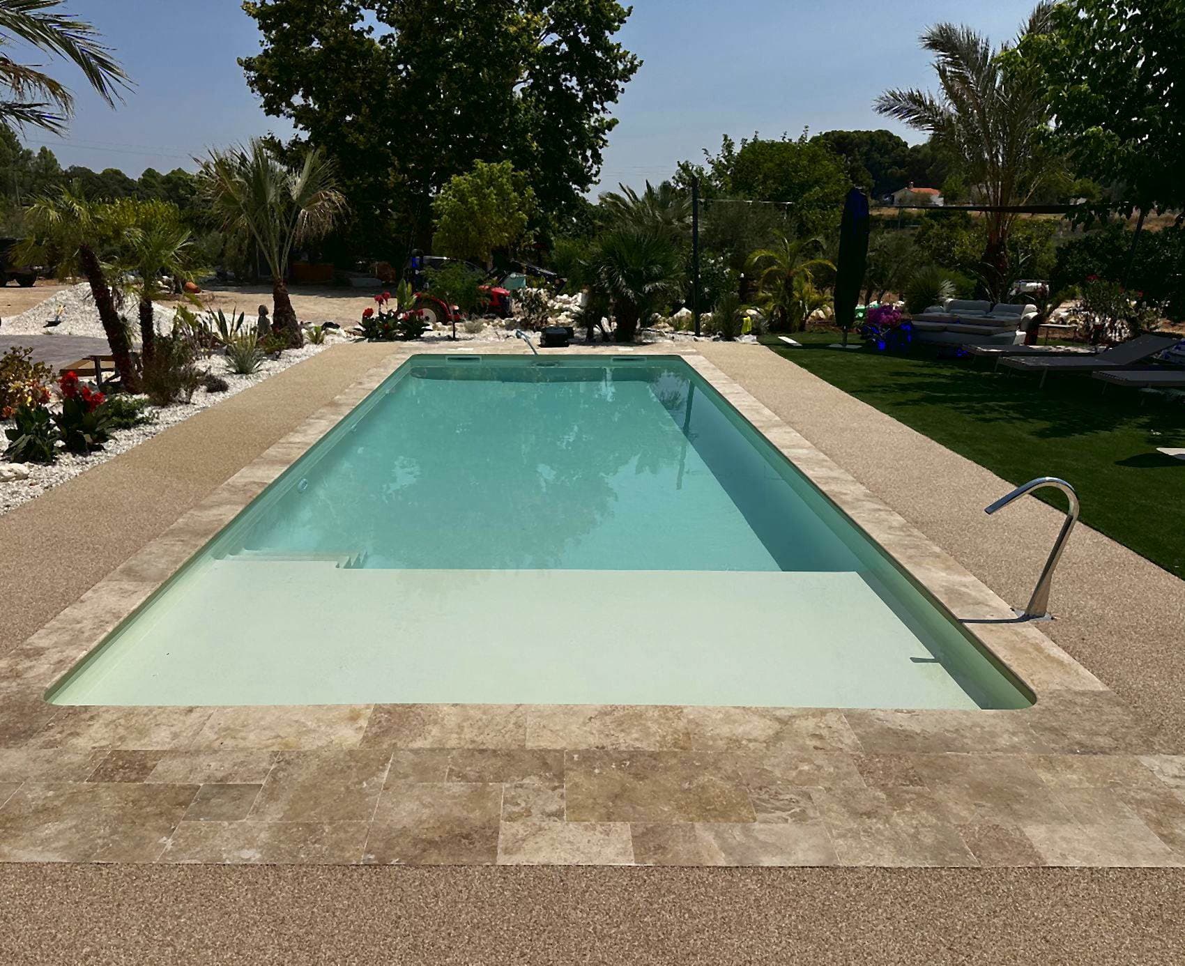 Gerenoveerd polyurea-zwembad met natuurstenen rand aan de Costa Blanca