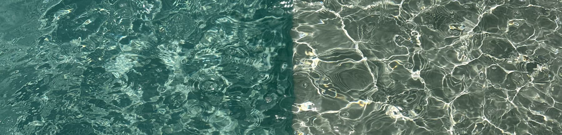 Glinsterend zwembadwater in de zon